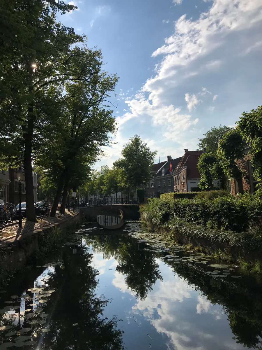 Een gracht in Amersfoort met bomen en oude huizen