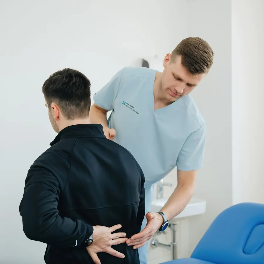 Daan behandelt de onderrug van een patiënt