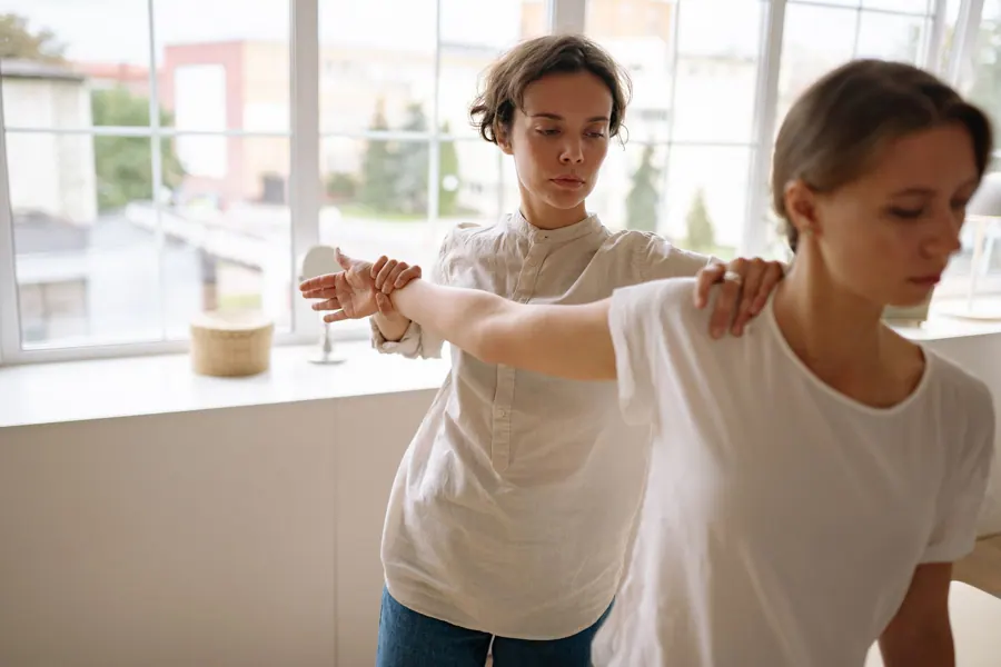 Noor test de beweging van de schouder