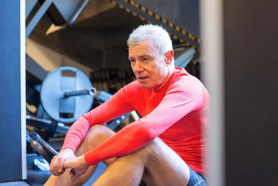 Henk rust uit na een oefening in de oefenzaal