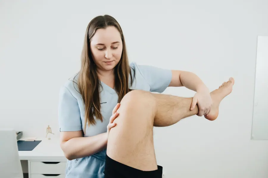 Sanne onderzoekt de knie van een patiënt