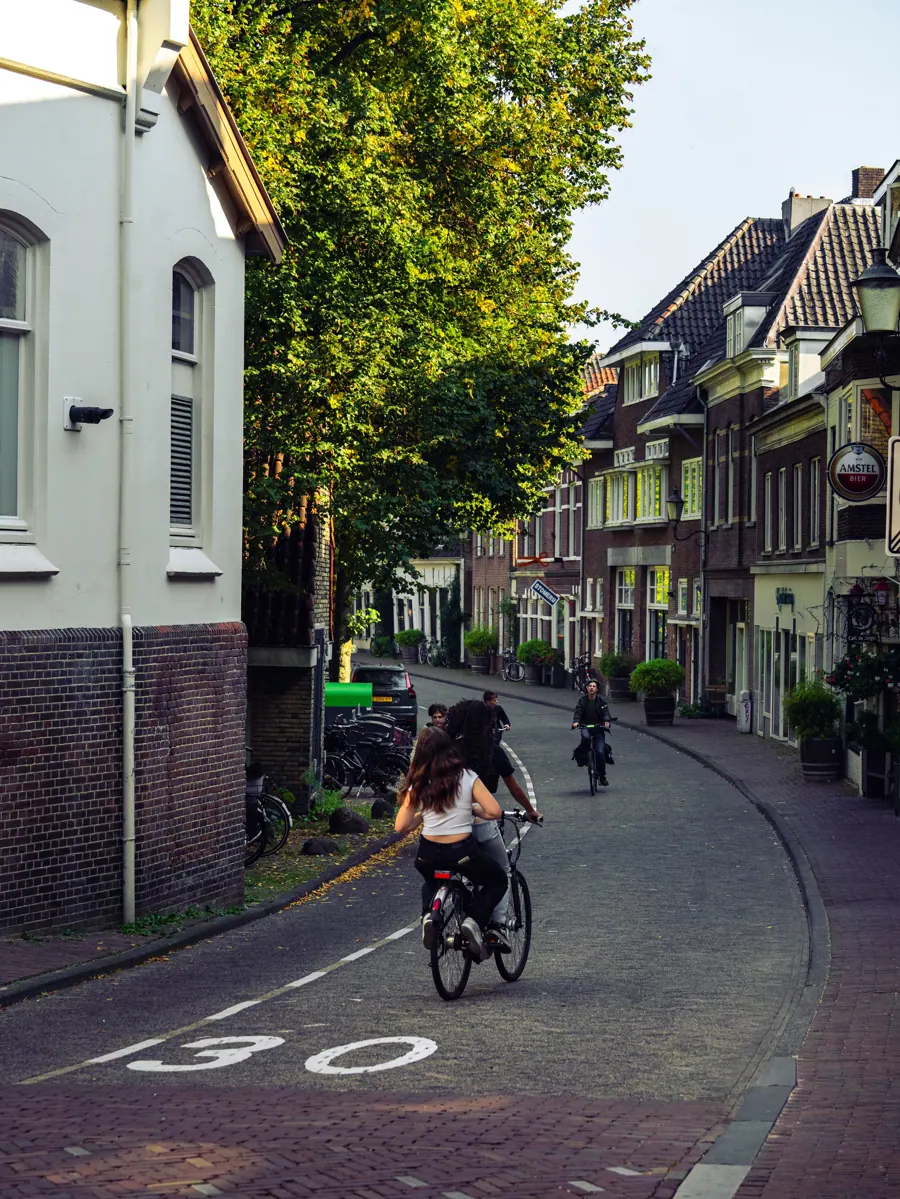 Fietsers in een straat in Amersfoort