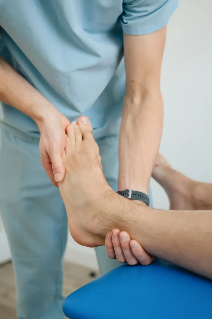 Een therapeut behandelt een voet