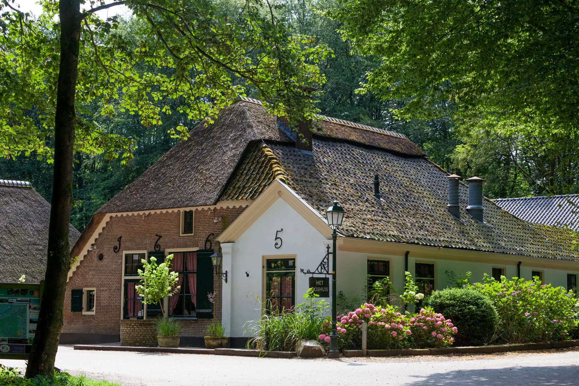 Veranda en houtwerk, boerderij in Blaricum