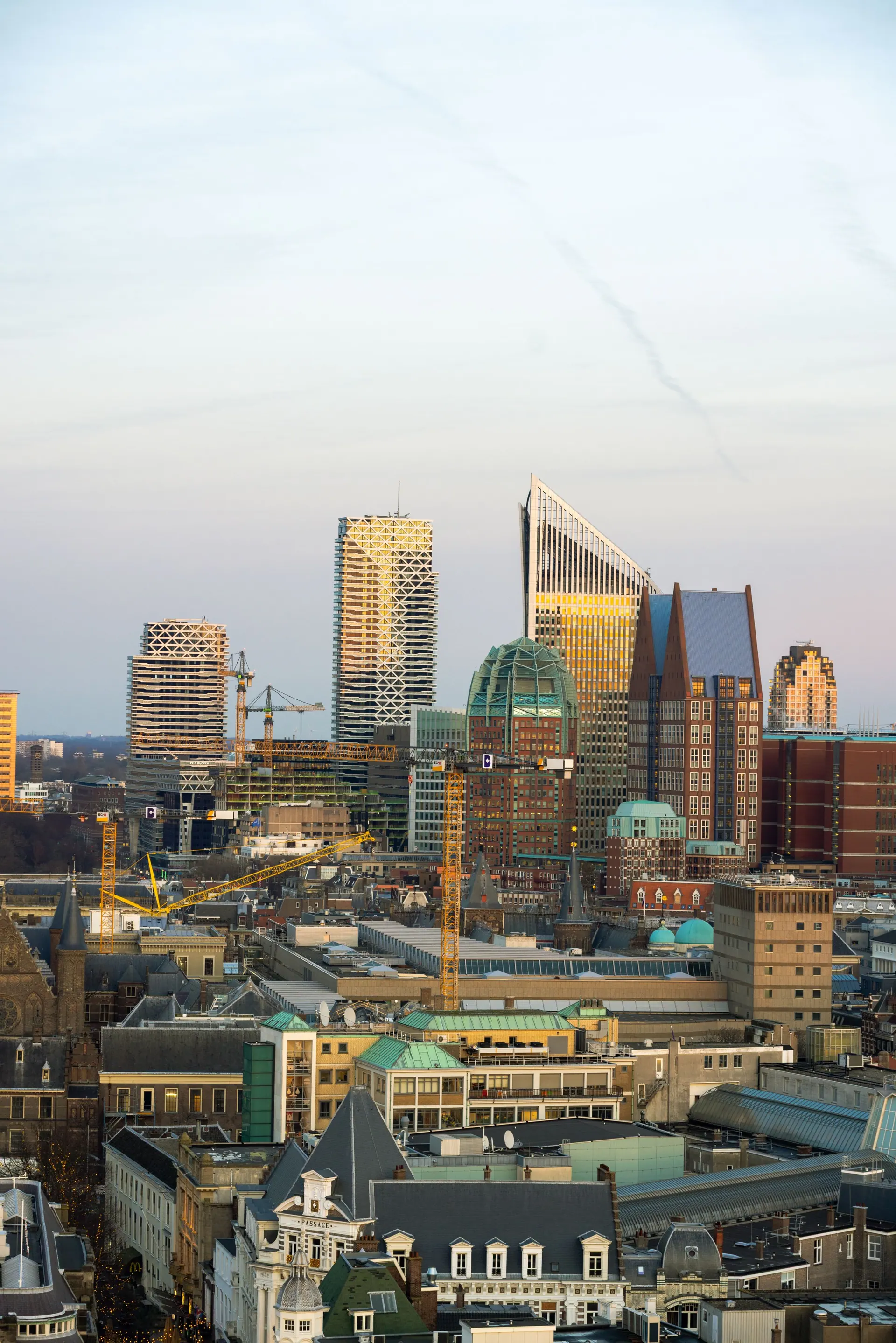 De skyline van Den Haag bij schemering