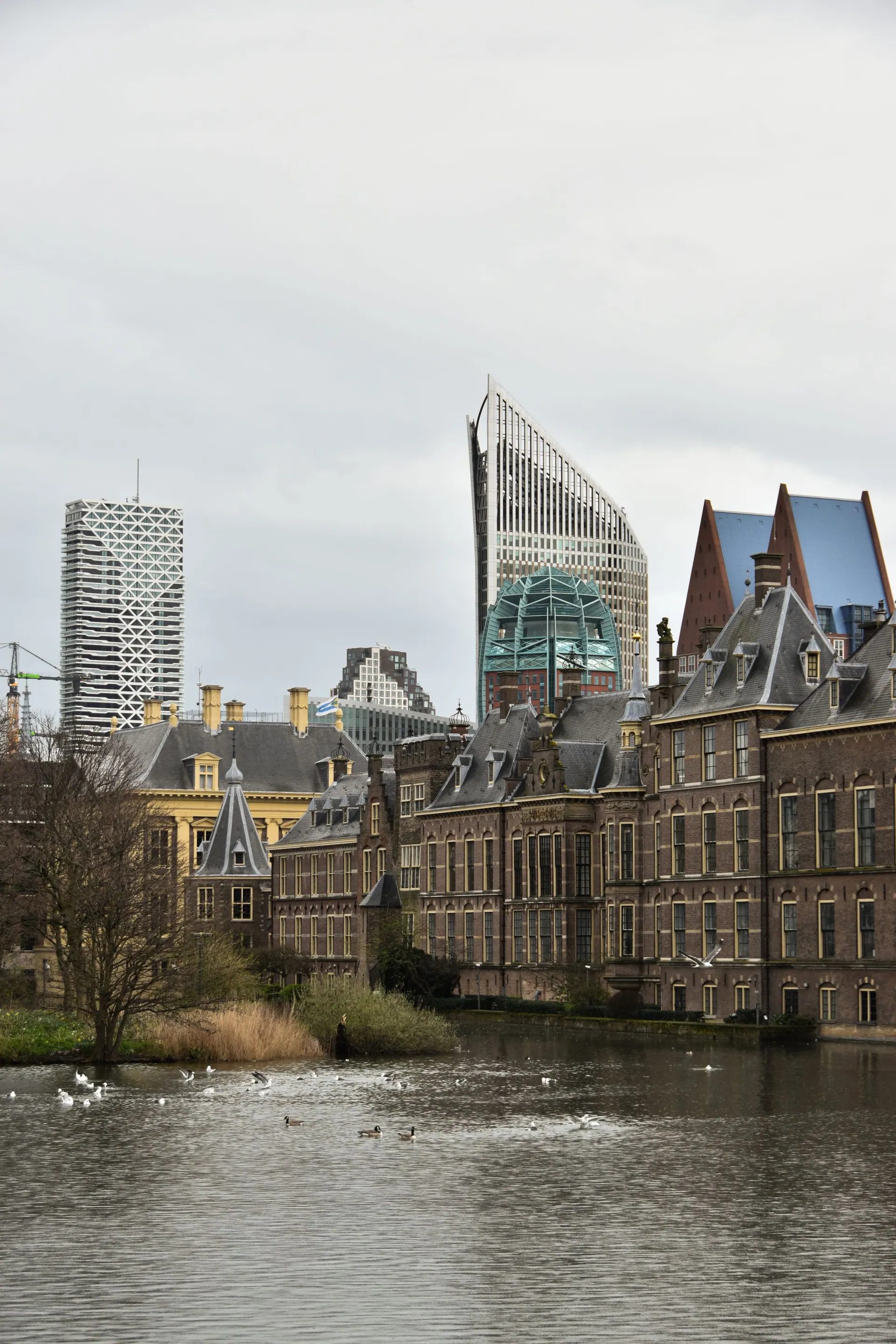 Torens en oude gebouwen in het centrum van Den Haag