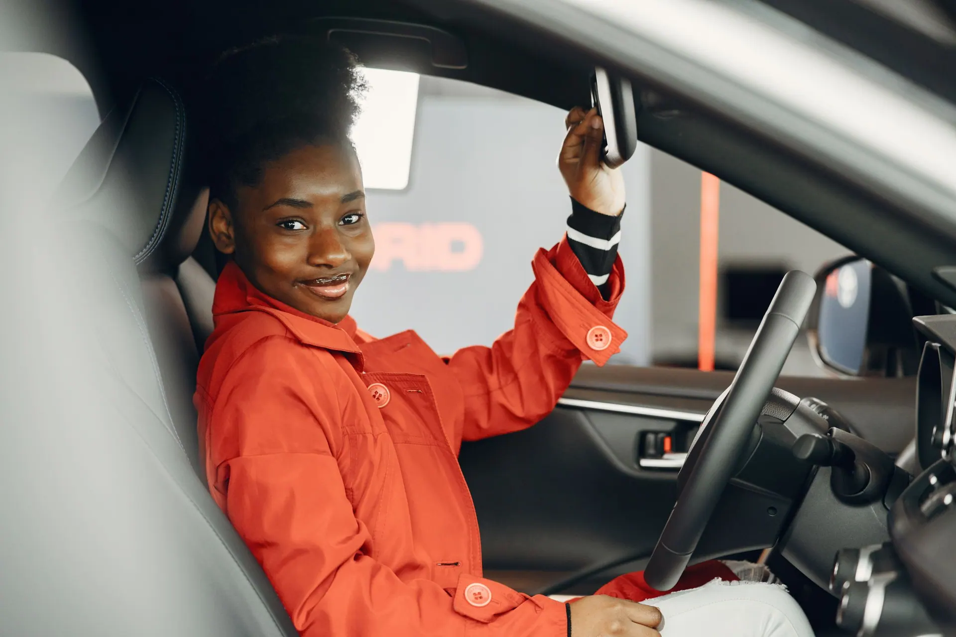 Lotte zit lachend in de auto