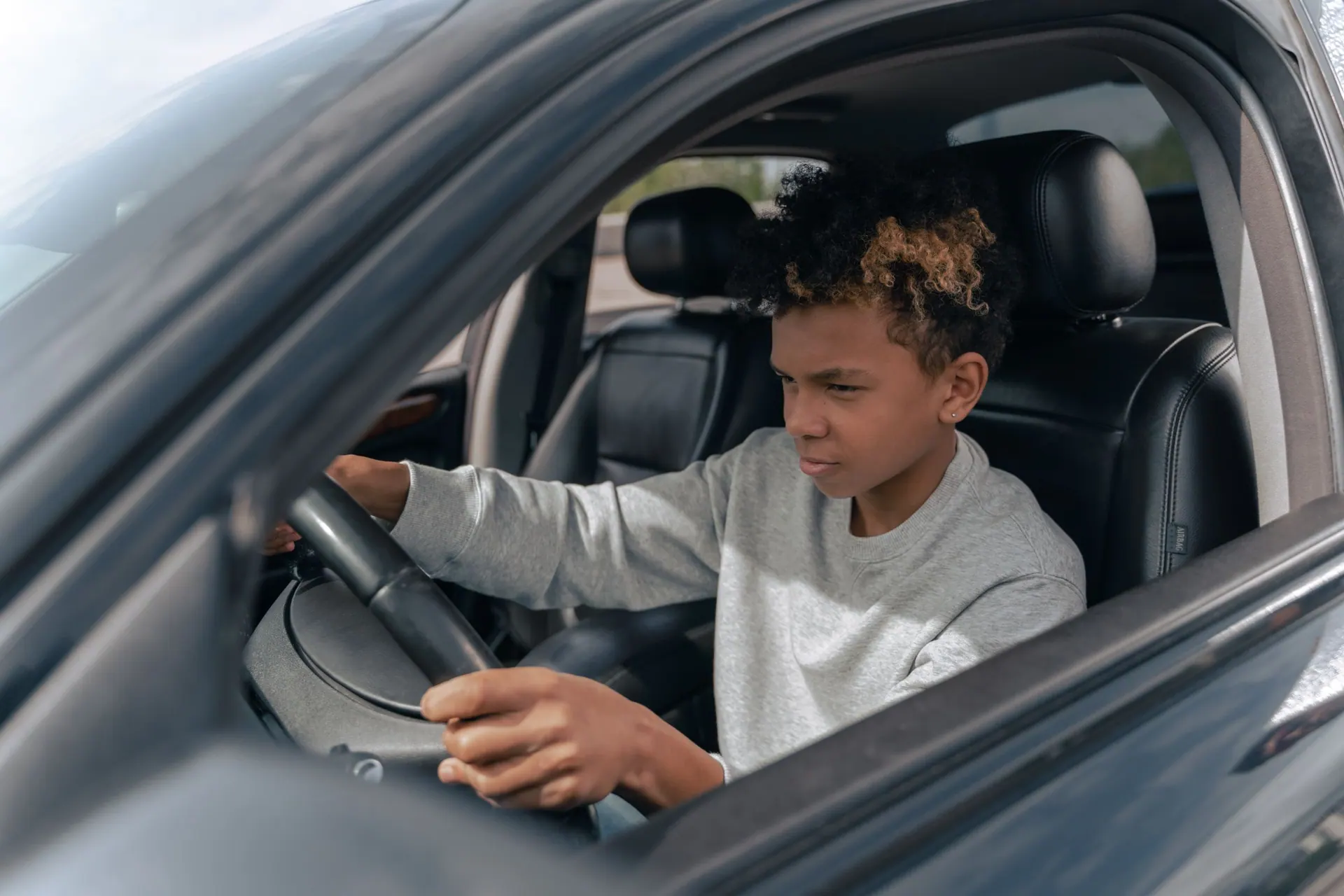 Een leerling aan het stuur van de lesauto, Ruben ernaast