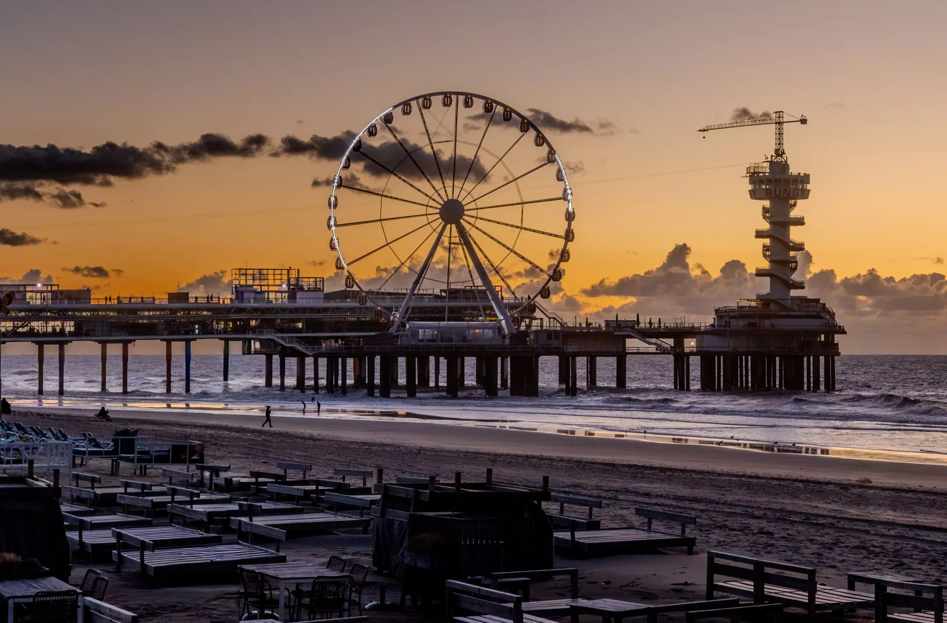 De pier van Scheveningen met het reuzenrad bij zonsondergang