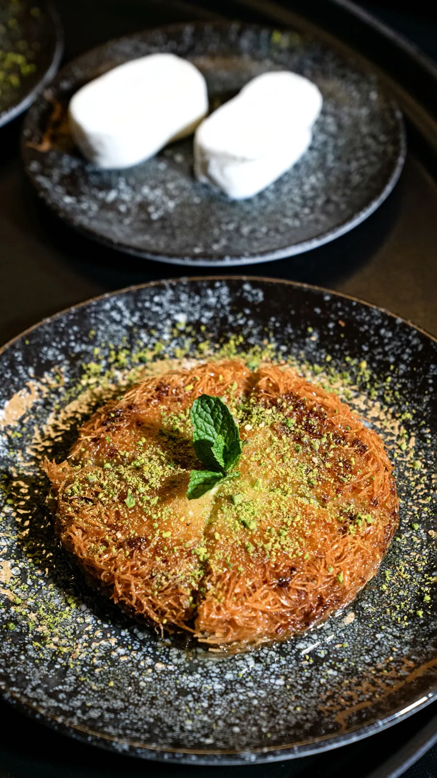 Een aardappelkoek uit de as in een zwarte schaal