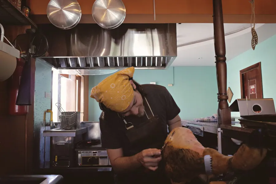 Chef Jesse Vos in de keuken van Sintel