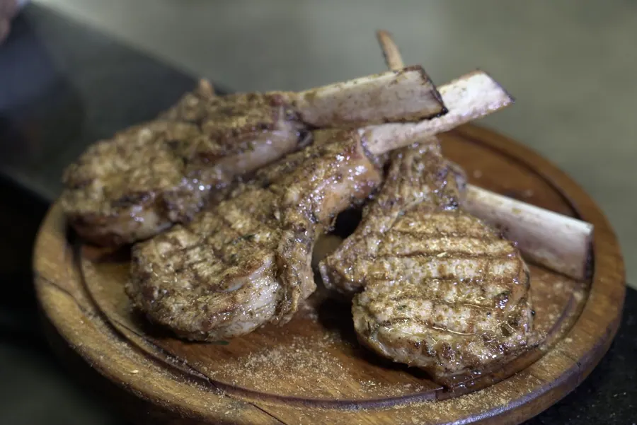 Gegrilde lamskoteletten op een houten bord