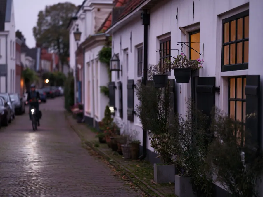 Een steeg in Naarden-Vesting bij avond