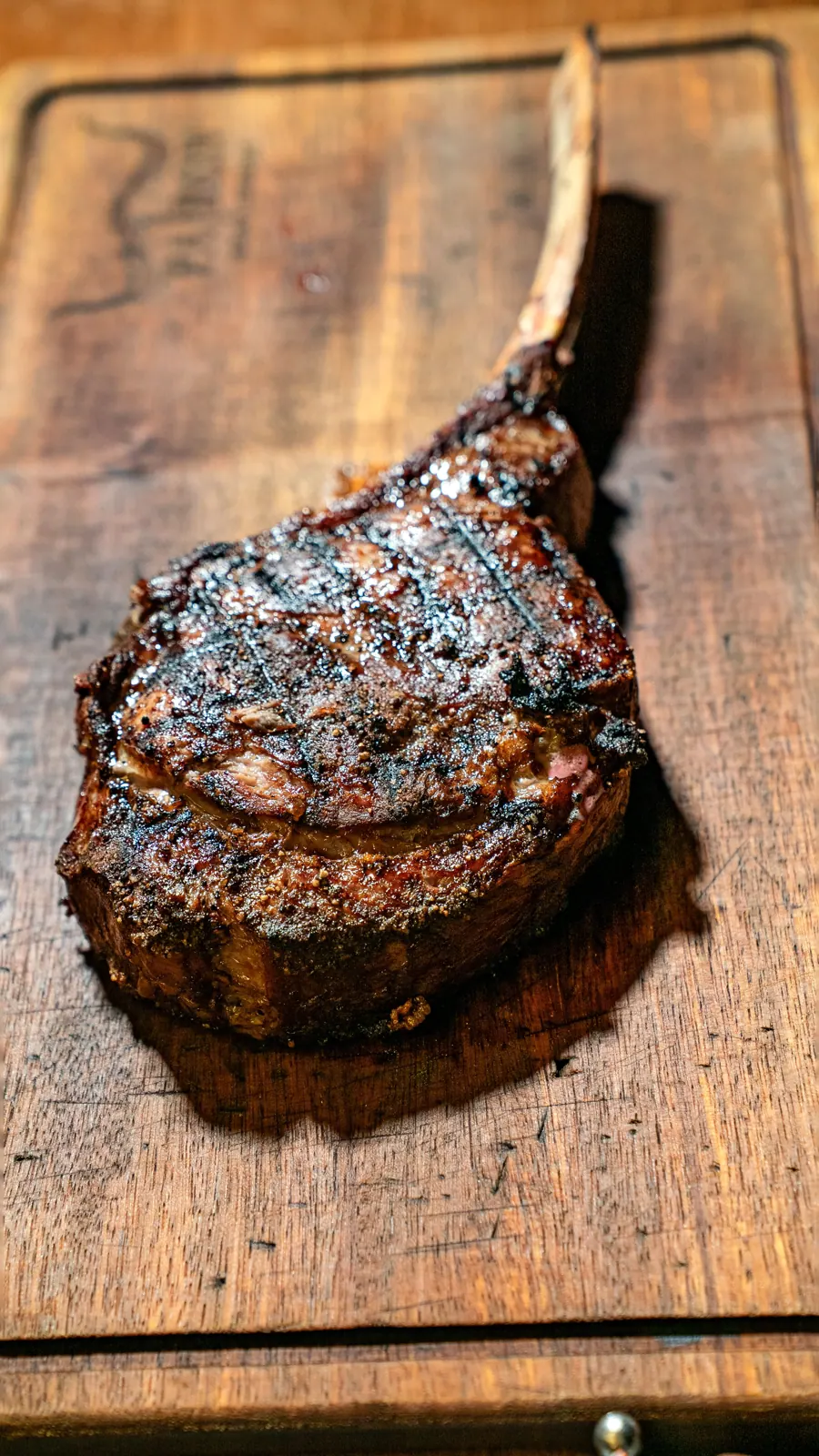 Een tomahawk van het rund op een snijplank