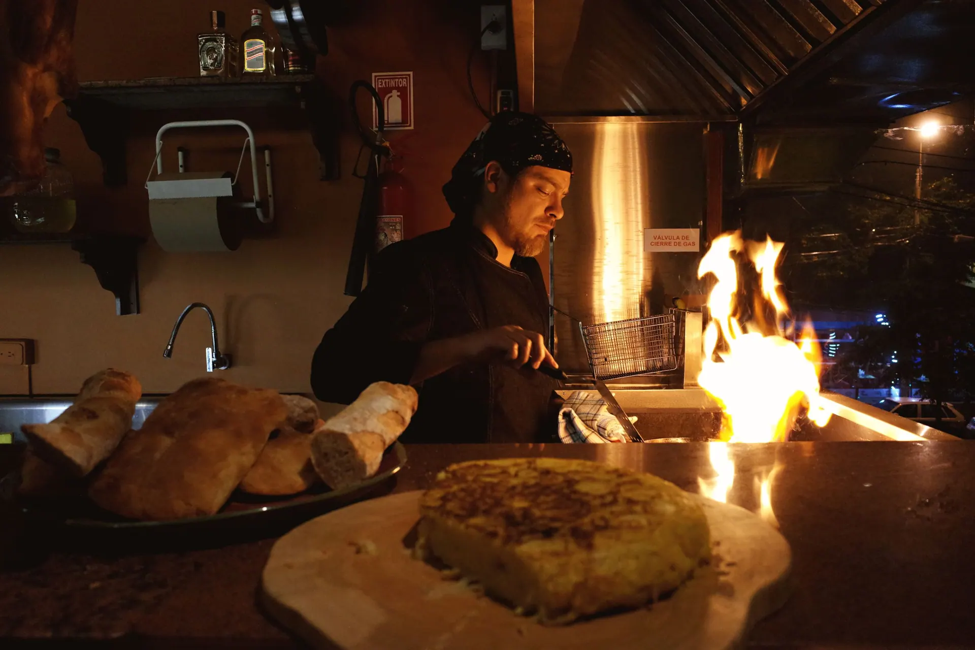 Jesse bij het vuur, het brood gaart ernaast