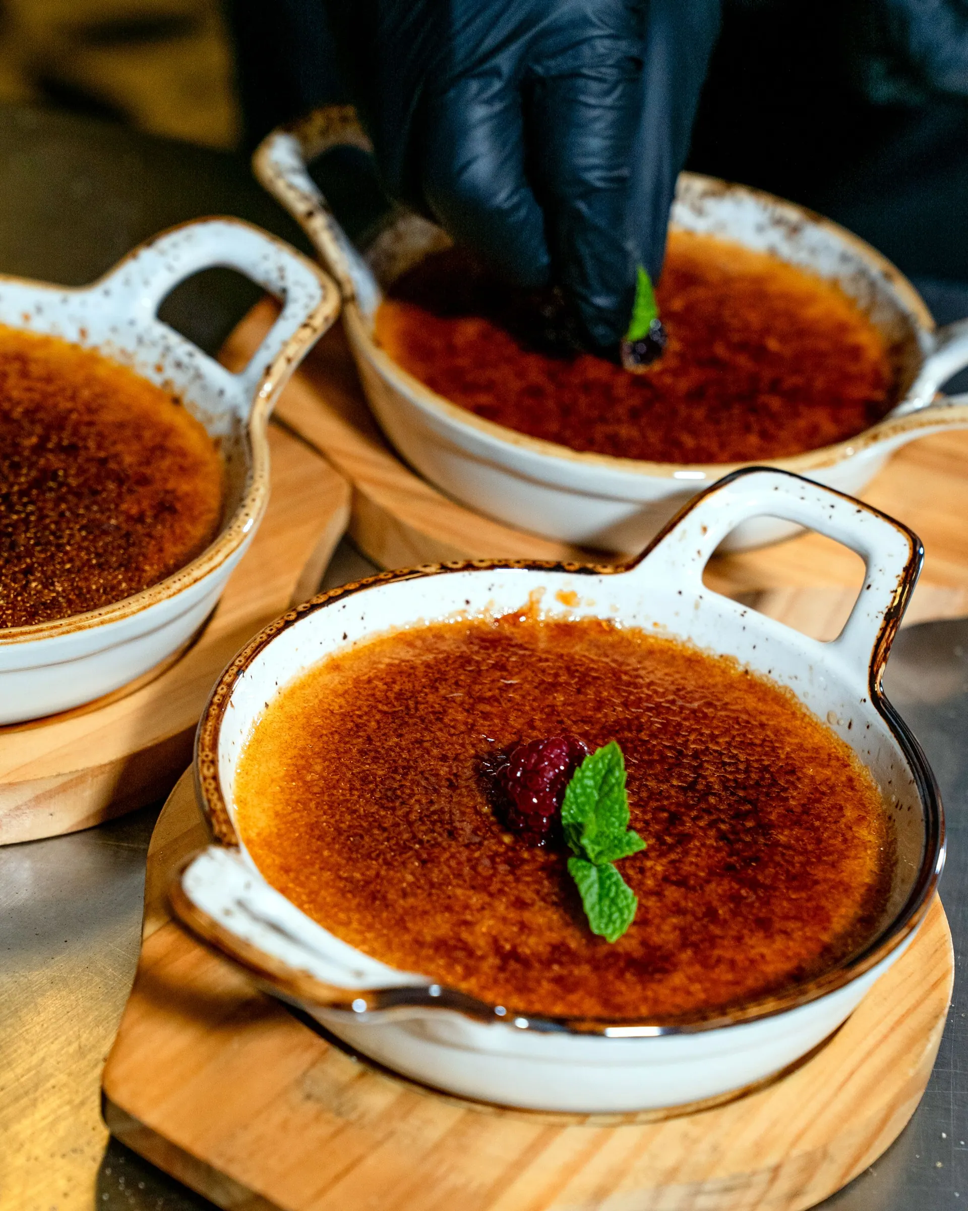 Crème brûlée, de suiker gebrand op de laatste kolen