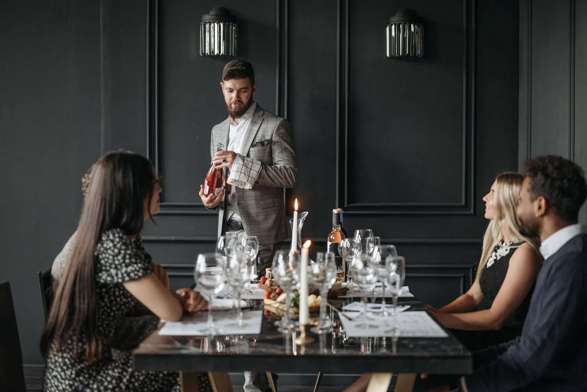 Gasten aan tafel in de wijnkamer