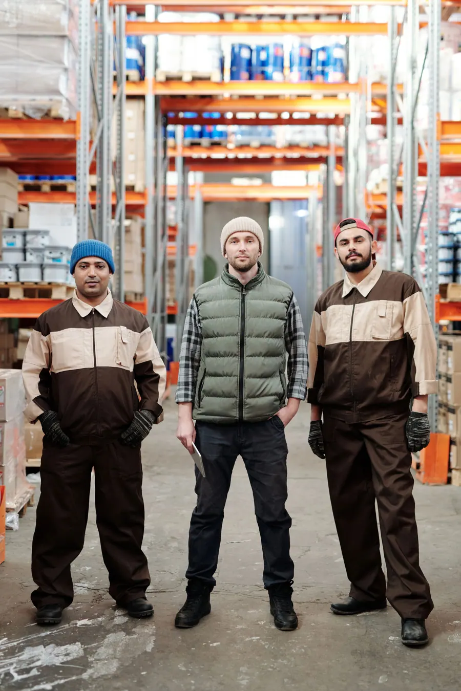 Ravi, Joost en Sem staan naast elkaar in de werkplaats