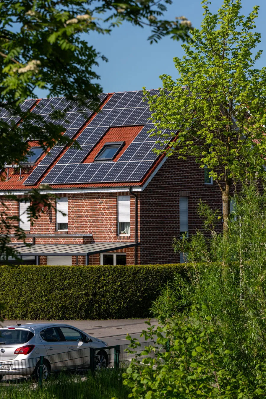 Rode bakstenen woning met zonnepanelen op het dak