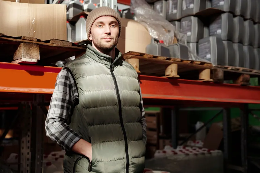 Joost van Wijk in een groene bodywarmer in de werkplaats