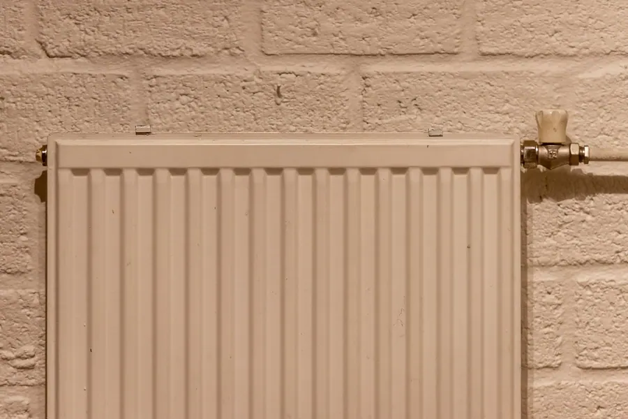 Radiator tegen een lichte muur