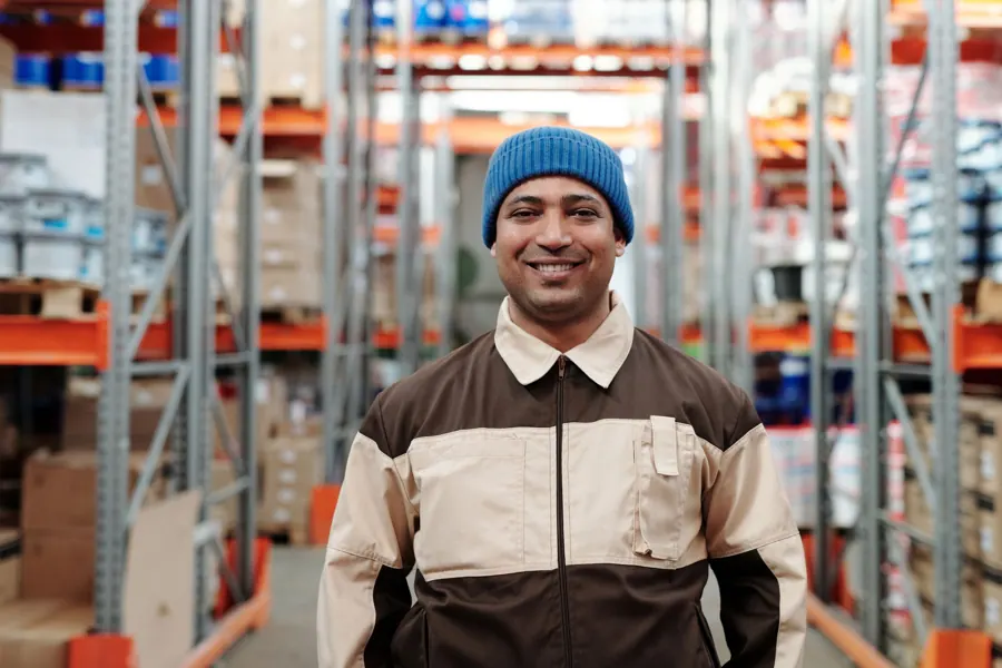 Monteur Ravi lacht in de werkplaats